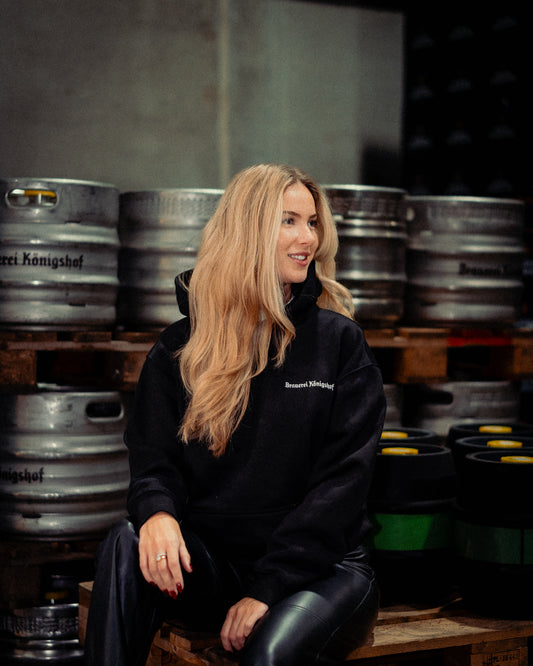 Schwarzer Hoodie mit weißem Stick