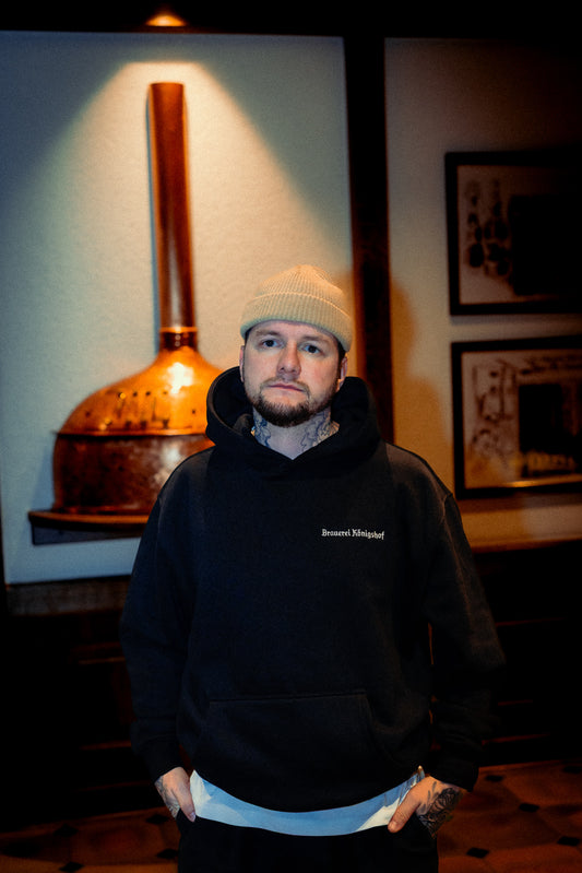 Schwarzer Hoodie mit weißem Stick